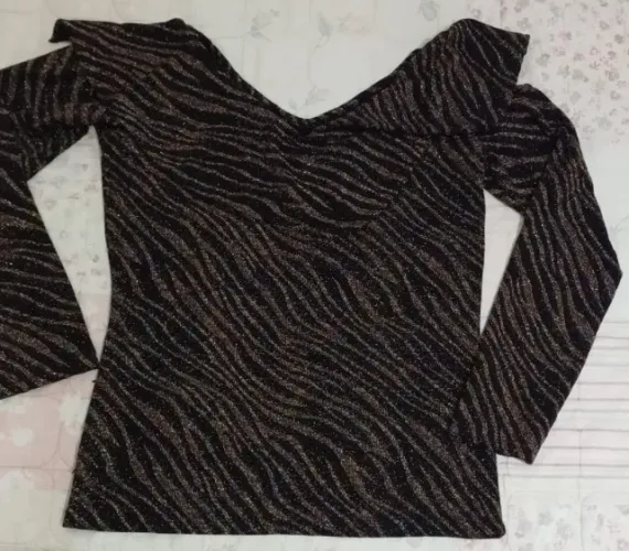 Blusa brilhante usada.