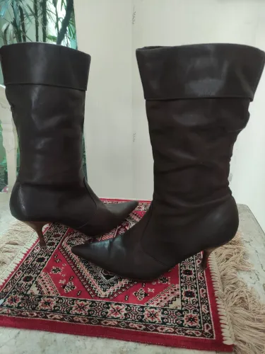 Botas de Couro Marrom - Elegância e Conforto