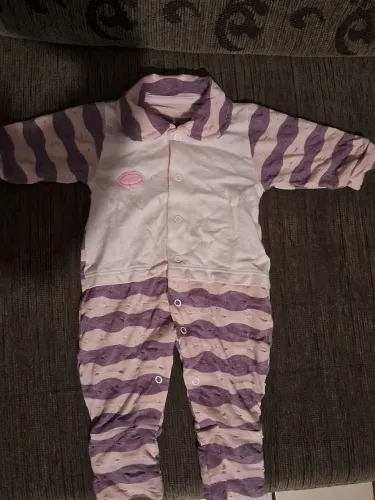 Macacão de bebê listrado