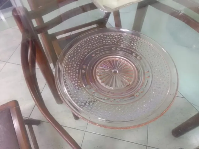 Prato vidro com relevos rosa para bolo. 30 cm. 