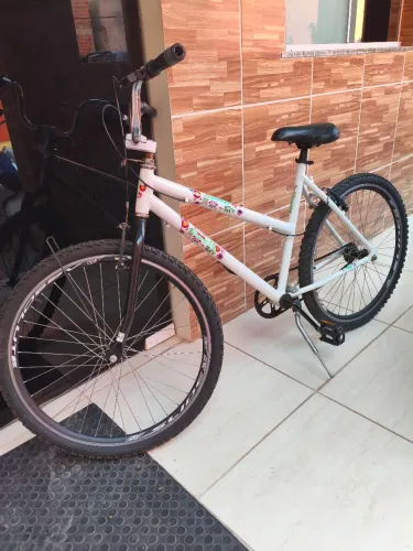 Vendo uma bicicleta feminina com certinha toda de alumínio 