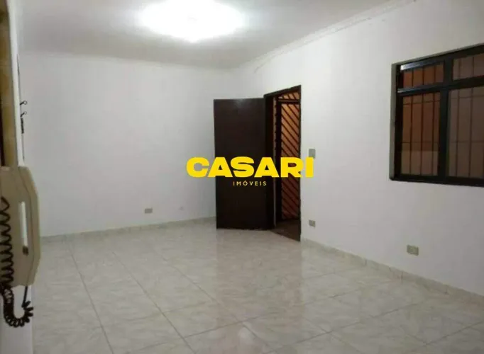 Sobrado com 3 dormitórios e 4 casas + 2 salões comerciais à venda no Centro de Diadema/SP