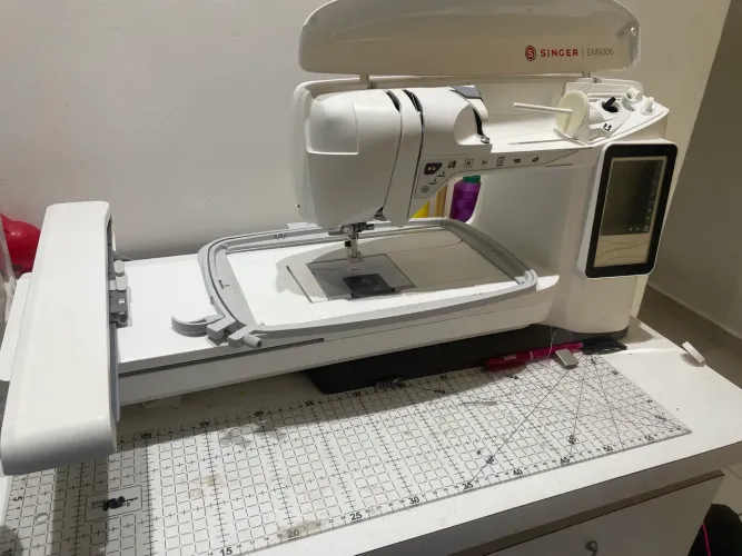 Máquina de bordar Singer EM9305