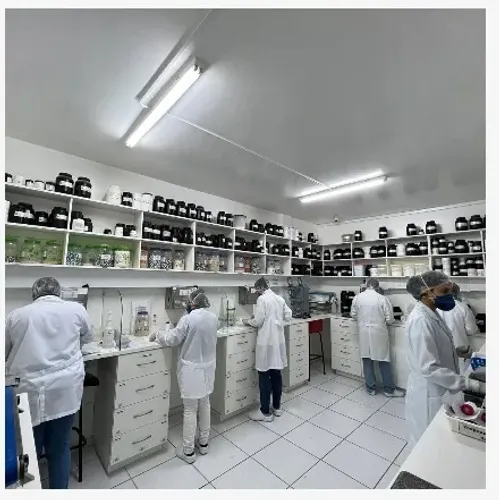 Farmácia de Manipulação em Funcionamento à Venda