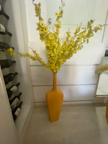 Vaso decorativo amarelo com flores artificiais