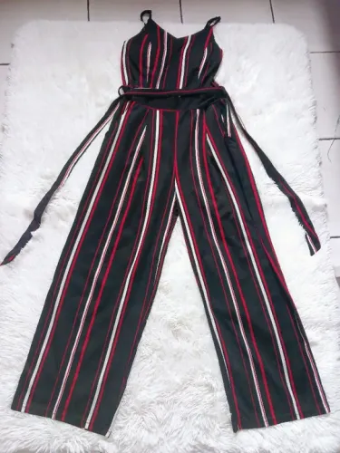 Macacão estampa em listras preto e vermelho