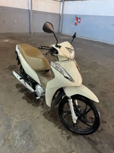 Biz 125 Branca/Caramelo 2.500 abaixo da fipe