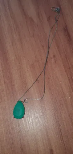 Colar com Pingente de Gotinha Verde