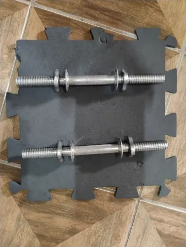 Barra, halteres e anilhas para musculação