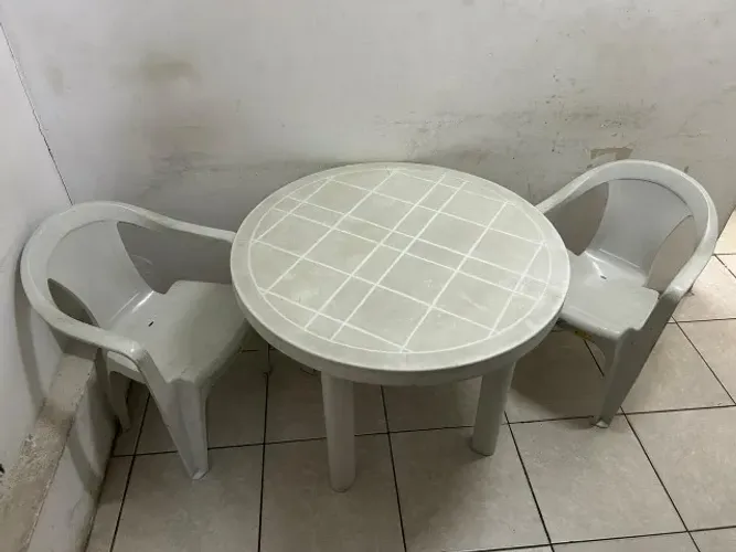 Conjunto Mesa Redonda com 2 Cadeiras Plásticas - Usado