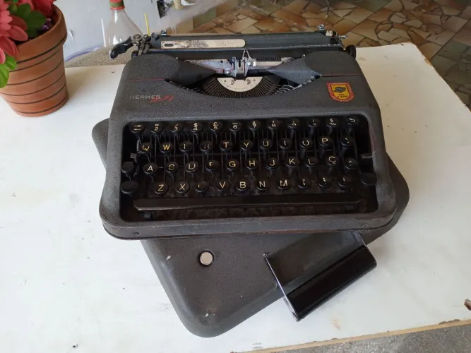 Máquina de escrever Hermes antiga