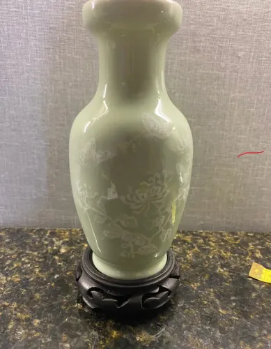 CÉLADON, vaso porcelana chinesa na tonalidade verde, c/ ornamentação representando floral