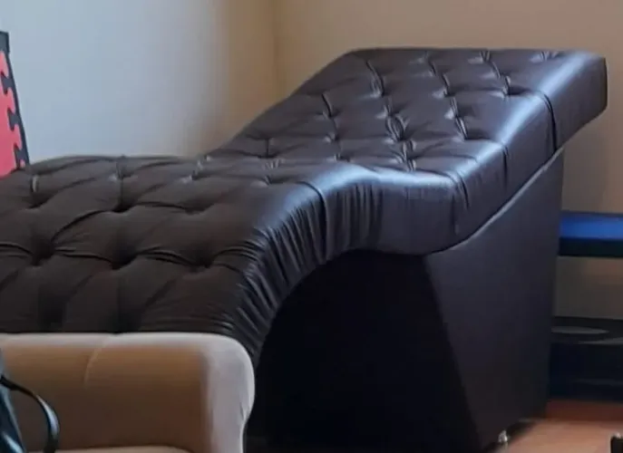 Divã Luxo Couro 75cm Maca Sofá Consultório Cílios Sobrancelhas com Reforço na base