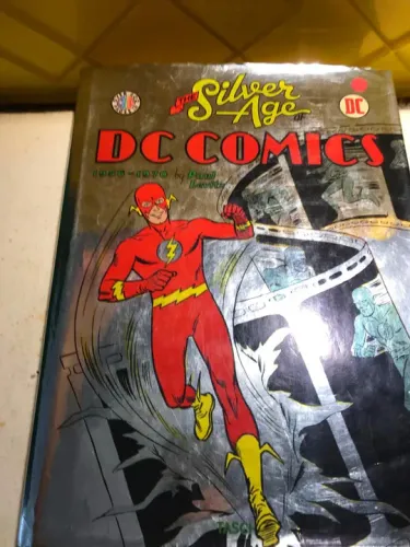 Livro importado The Silver Age of DC Comics 1956-1970 Paul Levitz ed Taschen