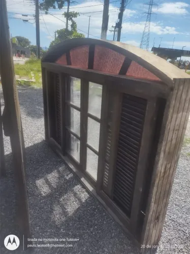 Janela colonial de madeira peroba