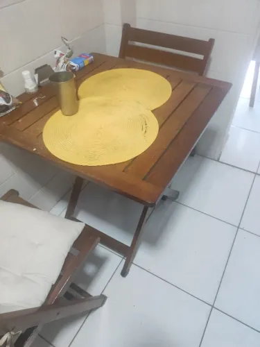 Mesa em madeira com 4 cadeiras 