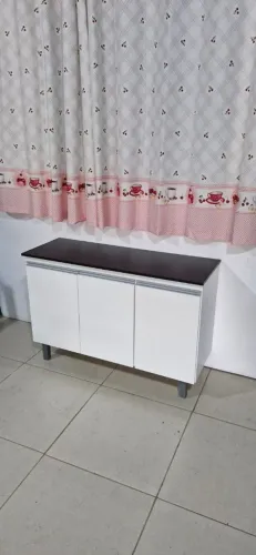 Armário Organizador Branco com Tampo Escuro