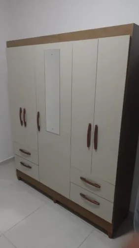 Guarda-Roupa Moderno com Espelho