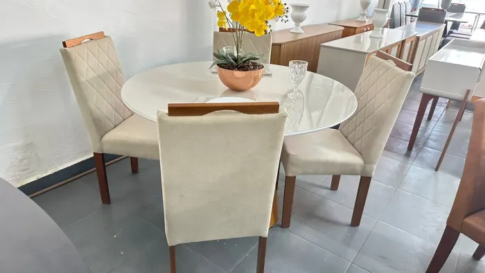 Mesa a pronta entrega e com cadeiras de madeira maciça!!!