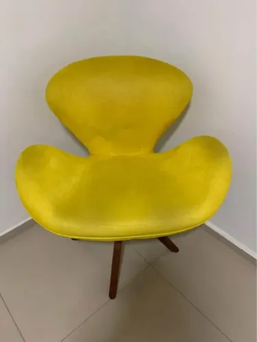 Cadeira Decorativa Suede Aveludado c/ Base Giratória De Madeira - 89(A)x66(L)x66cm(P)