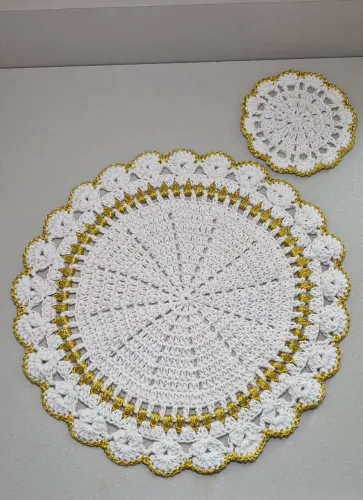 Jogo de souplat e porta copo em crochê com Detalhes em Dourado