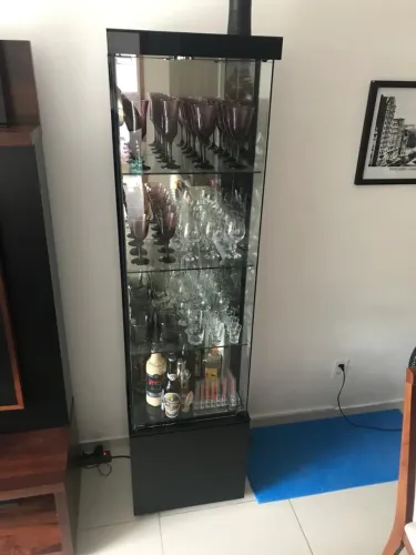 Cristaleira preta com iluminação e design moderno