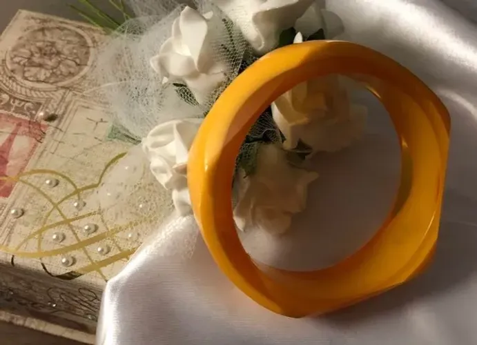 Pulseira linda de acrilico (nova)
