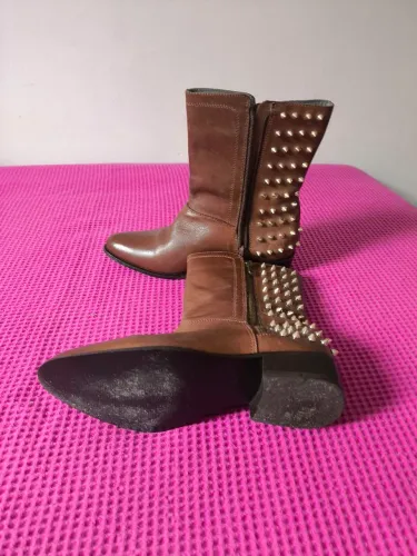 Bota couro com spikes