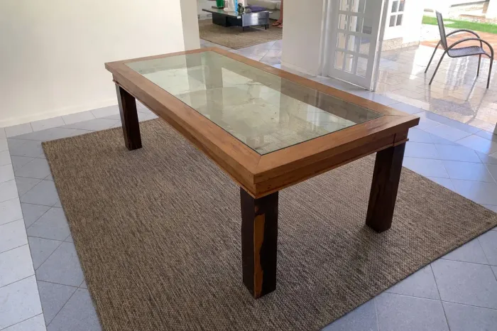 Mesa sem cadeiras de madeira maciça com vidro (desmontada) 