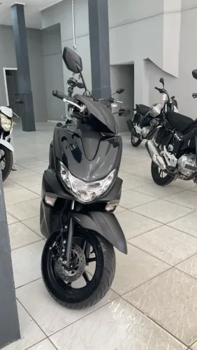 Yamaha Fluo 2025, baixo KM, em ótimo estado de conservação!