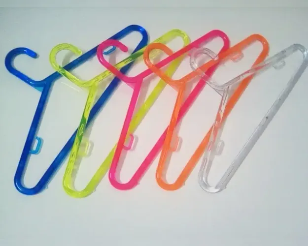 Cabides Coloridos de Acrílico com 30 contendo 6 de cada cor