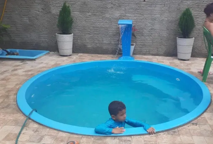 Piscina de fibra com cascata