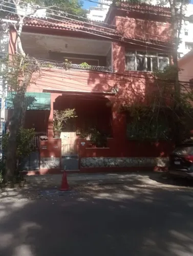 Alugo quarto compartilhado moças e rapazes