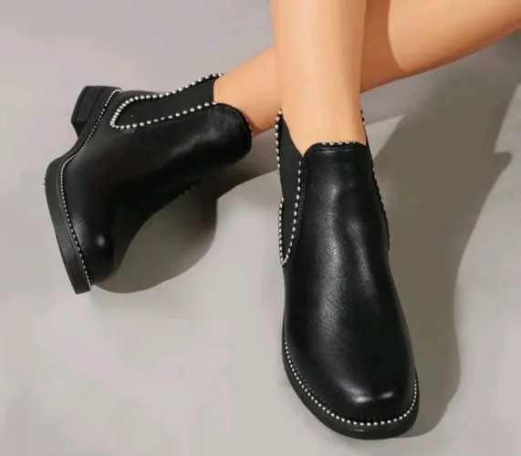 Bota chelsea feminina forma grande,comprei e ficou grande ,perdi o tempo da troca .