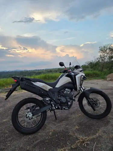 Sahara 300 adventure apenas 4.000 km 2026