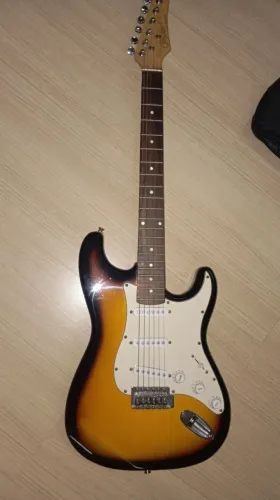 Guitarra Stratocaster + Bolsa + Caixa de som EcoPower + Cabos