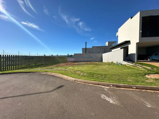 Terreno à Venda no Condomínio Royal Boulevard Residence & Resort em Ibiporã