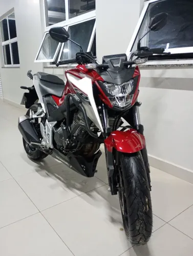 Moto impecável
