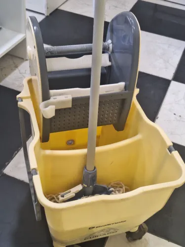 Vendo balde mop.