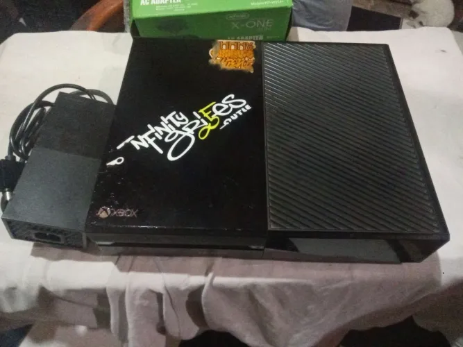 Xbox One com 1 jogo Original GTA 5+Fonte