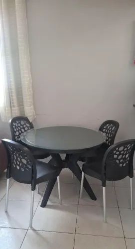 Mesa com tampo de vidro/ 4 cadeiras