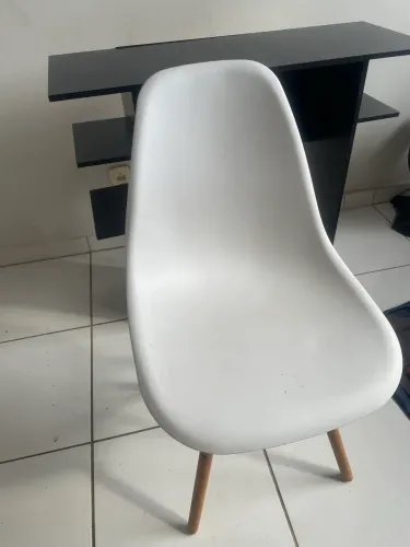 Mesa escrivaninha e cadeira pra vender hoje