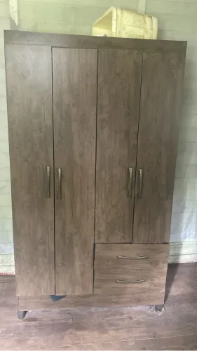 Vende se guarda roupa semi novo usado apenas uma vez