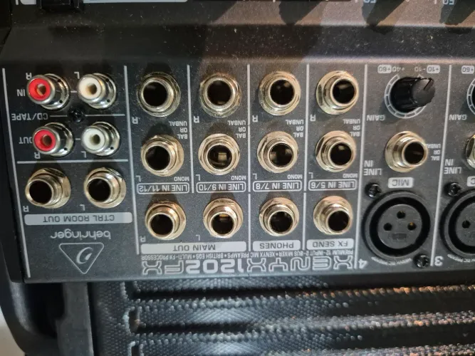 DJ, eventos, igreja, equipamento para conectar microfones e alto-falantes. Mesa do som