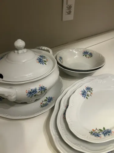 Conjunto porcelana 7 peças- sopeira e pratos de servir