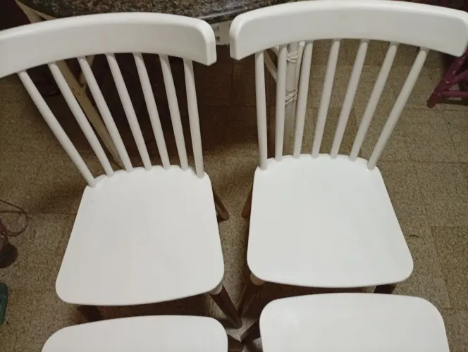 Jogo de 4 Cadeiras para mesa, brancas, plástico abs e pés em madeira. Perfeitas.