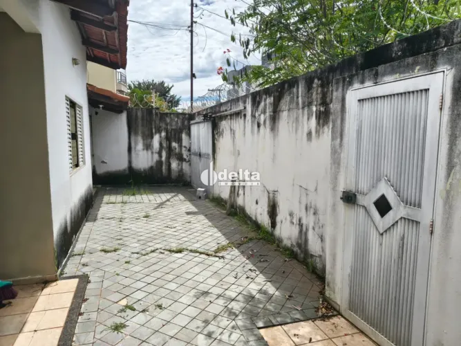 Casa residencial com 4 quartos sendo 2 suítes disponível para locação no bairro Santa Môni