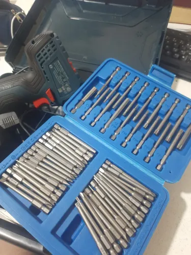 Vende-Se Parafusadeira Bosch Profissional/ Com Kit   50 peças Bist 