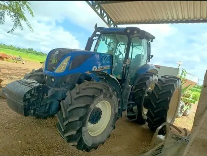 Trator New Holland T7.245 2022 - 2.800 horas, 4x4 e filipado