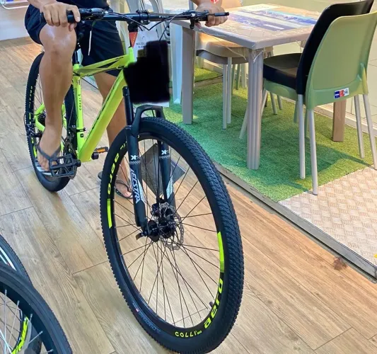 Bicicleta Colli Atalanta Aro 29 na cor verde com acessórios.